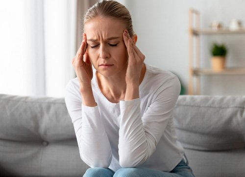 У девушки головокружение Девушка держится за виски